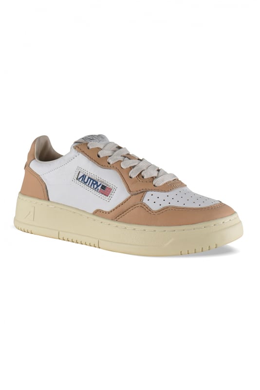 Sneakers bajas Autry de piel de cabra lavada blanca y beige.Parche con logotipo en el exterior. Talonera de piel beige y logotipo en relieve.Lengüeta con parche del logotipo.Suela de caucho efecto amarilleado.  Cierre de cordones. Puntera redonda perforada.100% cuero.
