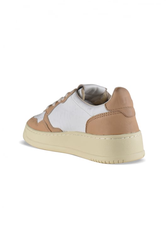 Sneakers bajas Autry de piel de cabra lavada blanca y beige.Parche con logotipo en el exterior. Talonera de piel beige y logotipo en relieve.Lengüeta con parche del logotipo.Suela de caucho efecto amarilleado.  Cierre de cordones. Puntera redonda perforada.100% cuero.