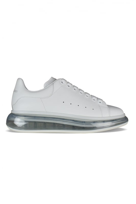 Sneakers Alexander McQueen en piel de becerro lisa blanca.Parte superior de cuero blanco.Logotipo en el mostrador y en la lengüeta.Cordones planos blancos.Suela de goma transparente con estampado de la firma.100% piel de becerro.Made in Italy.
