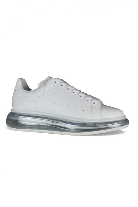 Sneakers Alexander McQueen en piel de becerro lisa blanca.Parte superior de cuero blanco.Logotipo en el mostrador y en la lengüeta.Cordones planos blancos.Suela de goma transparente con estampado de la firma.100% piel de becerro.Made in Italy.