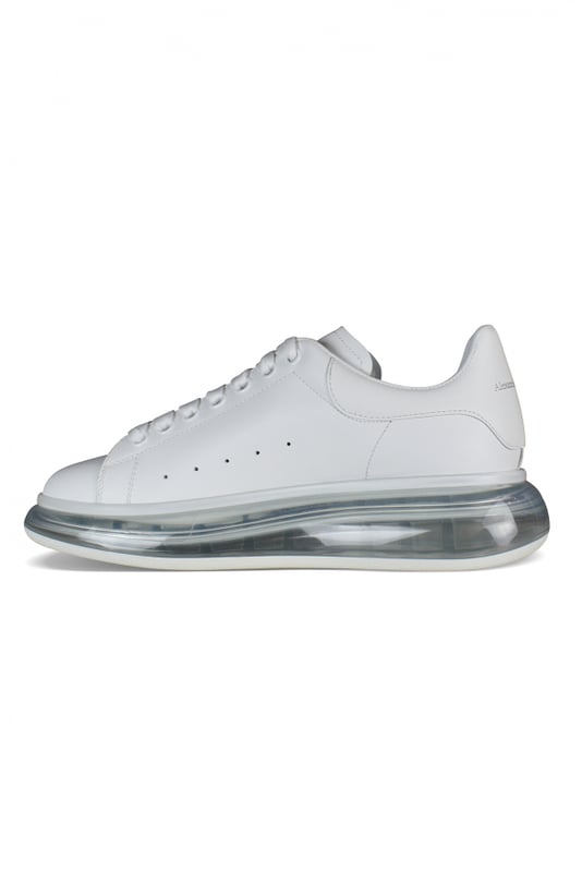 Sneakers Alexander McQueen en piel de becerro lisa blanca.Parte superior de cuero blanco.Logotipo en el mostrador y en la lengüeta.Cordones planos blancos.Suela de goma transparente con estampado de la firma.100% piel de becerro.Made in Italy.