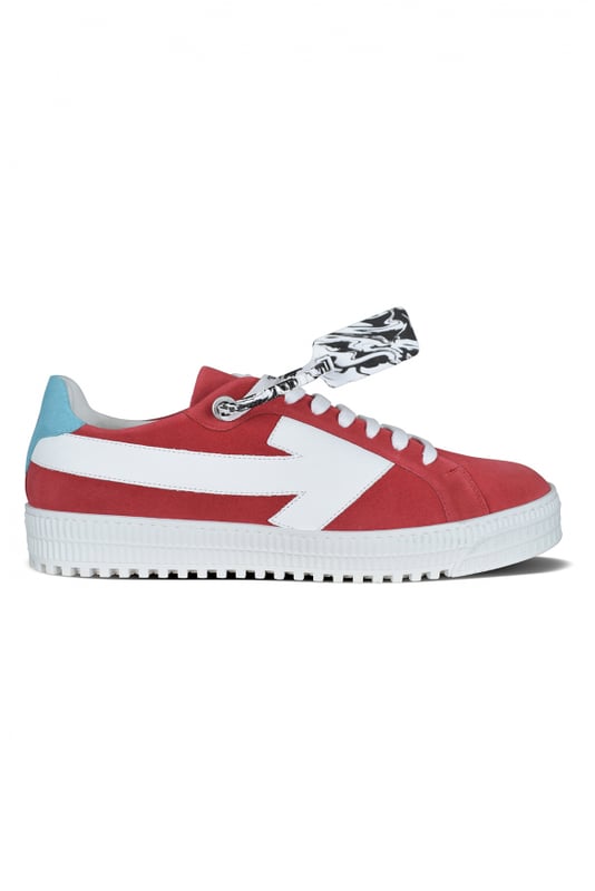 Sneakers Arrow Off-White en ante rojo y cordones blancos.Flecha de cuero blanco en el lado exterior.Talonera de ante azul con logo.Clip estilo antirrobo en blanco y negro.Suela de goma blanca.