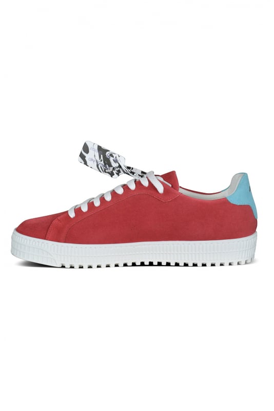Sneakers Arrow Off-White en ante rojo y cordones blancos.Flecha de cuero blanco en el lado exterior.Talonera de ante azul con logo.Clip estilo antirrobo en blanco y negro.Suela de goma blanca.
