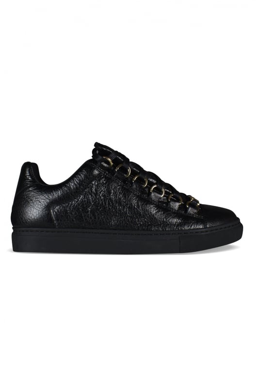 Zapatillas negras Balenciaga Arena bajo.Piel de cordero con textura.Detalles metálicos.Suela de goma blanca.Cierre con cordones.100% cuero.Made in Italy.