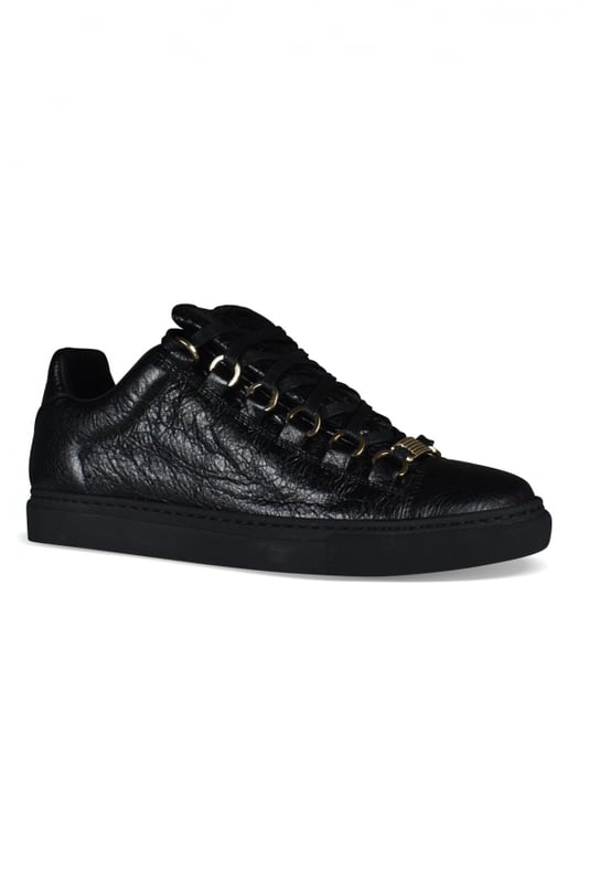 Zapatillas negras Balenciaga Arena bajo.Piel de cordero con textura.Detalles metálicos.Suela de goma blanca.Cierre con cordones.100% cuero.Made in Italy.
