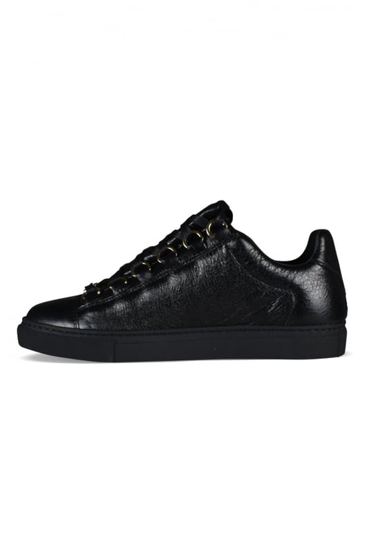 Zapatillas negras Balenciaga Arena bajo.Piel de cordero con textura.Detalles metálicos.Suela de goma blanca.Cierre con cordones.100% cuero.Made in Italy.