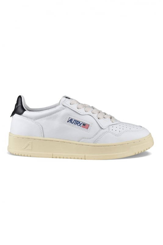 Sneakers bajas Autry de piel blanca.Parche con logotipo en el exterior. Talonera de piel negra con logotipo en relieve.Lengüeta con parche del logotipo.Suela de goma con efecto amarilleado.  Cierre con cordones. Puntera redonda perforada.100% piel.