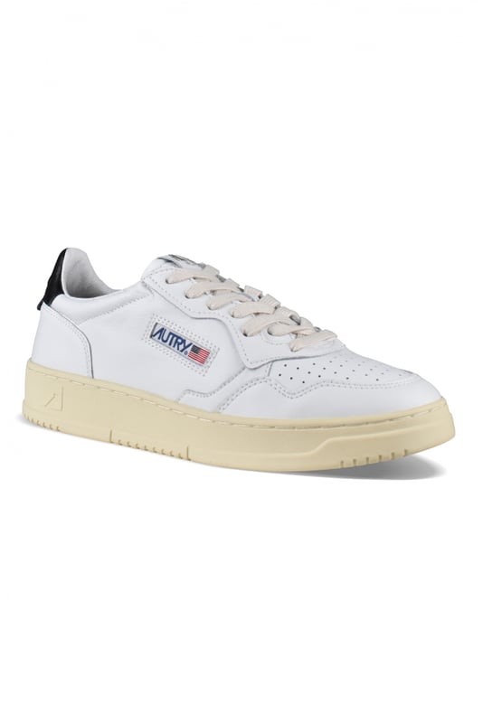 Sneakers bajas Autry de piel blanca.Parche con logotipo en el exterior. Talonera de piel negra con logotipo en relieve.Lengüeta con parche del logotipo.Suela de goma con efecto amarilleado.  Cierre con cordones. Puntera redonda perforada.100% piel.