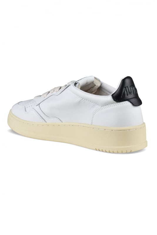 Sneakers bajas Autry de piel blanca.Parche con logotipo en el exterior. Talonera de piel negra con logotipo en relieve.Lengüeta con parche del logotipo.Suela de goma con efecto amarilleado.  Cierre con cordones. Puntera redonda perforada.100% piel.