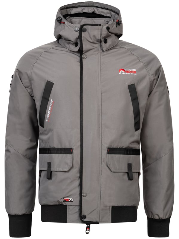 Arctic Seven winterjas voor heren - wind- en waterafstotende jas met afneembare capuchon en kraag van imitatiebont

Dit hoogwaardige winterjack van Arctic Seven uit de Arctic Explorer collectie is een echte allrounder voor koude dagen. Het robuuste, waterafstotende buitenmateriaal beschermt tegen vocht, terwijl de zachte fleecevoering voor behaaglijke warmte zorgt. De afneembare capuchon en kraag van imitatiebont bieden flexibiliteit en stijl.

Wind- en waterafstotend - robuust polyester buitenmateriaal

Afneembare kraag en capuchon van imitatiebont - gevoerd met warme fleece stof

Hoge kraag en windbeschermingsstrip – optimale bescherming tegen de kou

6 buitenzakken en 2 binnenzakken - veel opbergruimte voor persoonlijke spullen

Grote ritstrekkers en logodetails - gemakkelijk vast te pakken, zelfs met handschoenen

Geribbelde manchetten aan de mouwen - voor extra bescherming tegen de wind

Materiaal:

Materiaal buitenkant: 100% polyester

Materiaal binnenkant: 100% polyester (met warme fleece voering)

Voering en vulling: 100% polyester

Imitatiebont: 100% polyester