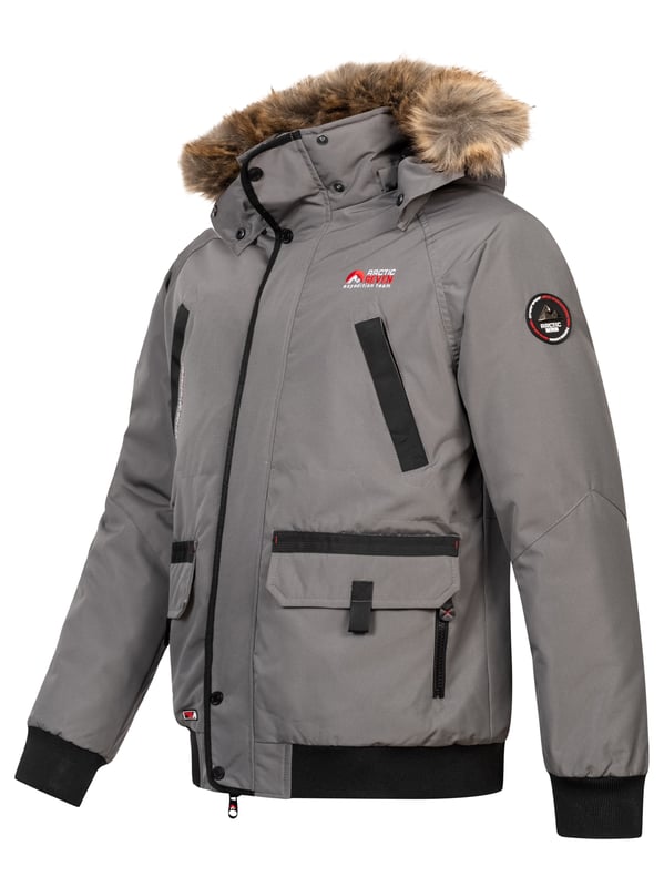Arctic Seven winterjas voor heren - wind- en waterafstotende jas met afneembare capuchon en kraag van imitatiebont

Dit hoogwaardige winterjack van Arctic Seven uit de Arctic Explorer collectie is een echte allrounder voor koude dagen. Het robuuste, waterafstotende buitenmateriaal beschermt tegen vocht, terwijl de zachte fleecevoering voor behaaglijke warmte zorgt. De afneembare capuchon en kraag van imitatiebont bieden flexibiliteit en stijl.

Wind- en waterafstotend - robuust polyester buitenmateriaal

Afneembare kraag en capuchon van imitatiebont - gevoerd met warme fleece stof

Hoge kraag en windbeschermingsstrip – optimale bescherming tegen de kou

6 buitenzakken en 2 binnenzakken - veel opbergruimte voor persoonlijke spullen

Grote ritstrekkers en logodetails - gemakkelijk vast te pakken, zelfs met handschoenen

Geribbelde manchetten aan de mouwen - voor extra bescherming tegen de wind

Materiaal:

Materiaal buitenkant: 100% polyester

Materiaal binnenkant: 100% polyester (met warme fleece voering)

Voering en vulling: 100% polyester

Imitatiebont: 100% polyester