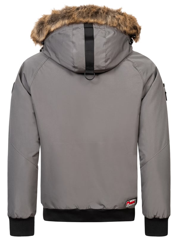 Arctic Seven winterjas voor heren - wind- en waterafstotende jas met afneembare capuchon en kraag van imitatiebont

Dit hoogwaardige winterjack van Arctic Seven uit de Arctic Explorer collectie is een echte allrounder voor koude dagen. Het robuuste, waterafstotende buitenmateriaal beschermt tegen vocht, terwijl de zachte fleecevoering voor behaaglijke warmte zorgt. De afneembare capuchon en kraag van imitatiebont bieden flexibiliteit en stijl.

Wind- en waterafstotend - robuust polyester buitenmateriaal

Afneembare kraag en capuchon van imitatiebont - gevoerd met warme fleece stof

Hoge kraag en windbeschermingsstrip – optimale bescherming tegen de kou

6 buitenzakken en 2 binnenzakken - veel opbergruimte voor persoonlijke spullen

Grote ritstrekkers en logodetails - gemakkelijk vast te pakken, zelfs met handschoenen

Geribbelde manchetten aan de mouwen - voor extra bescherming tegen de wind

Materiaal:

Materiaal buitenkant: 100% polyester

Materiaal binnenkant: 100% polyester (met warme fleece voering)

Voering en vulling: 100% polyester

Imitatiebont: 100% polyester