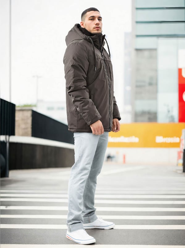 Arctic Seven Heren Winterjas – Wind- & Waterafstotende Gewatteerde Jas met Afneembare Capuchon
Deze winterjas van Arctic Seven combineert stijl en comfort. Hij is licht gewatteerd, gevoerd met zacht teddyfleece en biedt optimale bescherming tegen wind en kou. Dankzij het lichte ontwerp geniet je van maximaal draagcomfort.

✔ Wind- & waterafstotend materiaal
✔ Afneembare capuchon met zacht teddyfleece
✔ Hoogsluitende & gewatteerde kraag
✔ Zij- & binnenzakken met fleecevoering
✔ Stevige ritssluiting met grote trekkers
✔ Subtiel & modern design
✔ Comfortabele pasvorm voor maximaal draagplezier

Materiaal:
Buitenstof: 100% Polyester
Voering: 100% Polyester
Vulling & wattage: 100% Polyester
Kunstbont: 100% Polyester