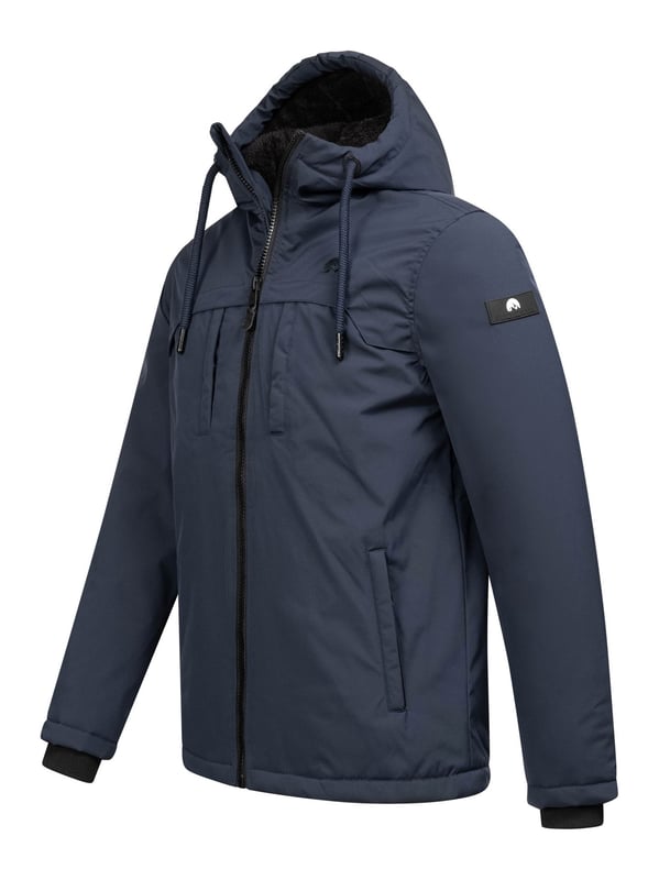 Arctic Seven Heren Winterjas – Wind- & Waterafstotende Gewatteerde Jas met Afneembare Capuchon
Deze winterjas van Arctic Seven combineert stijl en comfort. Hij is licht gewatteerd, gevoerd met zacht teddyfleece en biedt optimale bescherming tegen wind en kou. Dankzij het lichte ontwerp geniet je van maximaal draagcomfort.

✔ Wind- & waterafstotend materiaal
✔ Afneembare capuchon met zacht teddyfleece
✔ Hoogsluitende & gewatteerde kraag
✔ Zij- & binnenzakken met fleecevoering
✔ Stevige ritssluiting met grote trekkers
✔ Subtiel & modern design
✔ Comfortabele pasvorm voor maximaal draagplezier

Materiaal:
Buitenstof: 100% Polyester
Voering: 100% Polyester
Vulling & wattage: 100% Polyester
Kunstbont: 100% Polyester