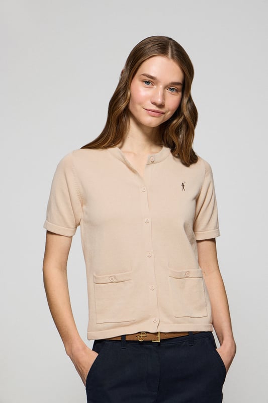 Verfeinern Sie Ihren Stil mit diesem kurzärmeligen Cardigan, den man zu jeder Jahreszeit tragen kann. Der leichte Baumwollstoff macht ihn bequem und atmungsaktiv, während Details wie der Knopfverschluss und die Knopftaschen das Design aufwerten. Das Nahtband mit Logo und die Rigby Go-Stickerei in Kontrastfarbe auf der Brust unterstreichen seinen einzigartigen Charakter.