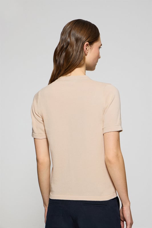 Verfeinern Sie Ihren Stil mit diesem kurzärmeligen Cardigan, den man zu jeder Jahreszeit tragen kann. Der leichte Baumwollstoff macht ihn bequem und atmungsaktiv, während Details wie der Knopfverschluss und die Knopftaschen das Design aufwerten. Das Nahtband mit Logo und die Rigby Go-Stickerei in Kontrastfarbe auf der Brust unterstreichen seinen einzigartigen Charakter.