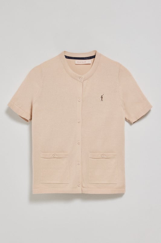 Verfeinern Sie Ihren Stil mit diesem kurzärmeligen Cardigan, den man zu jeder Jahreszeit tragen kann. Der leichte Baumwollstoff macht ihn bequem und atmungsaktiv, während Details wie der Knopfverschluss und die Knopftaschen das Design aufwerten. Das Nahtband mit Logo und die Rigby Go-Stickerei in Kontrastfarbe auf der Brust unterstreichen seinen einzigartigen Charakter.
