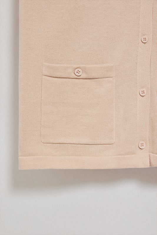 Verfeinern Sie Ihren Stil mit diesem kurzärmeligen Cardigan, den man zu jeder Jahreszeit tragen kann. Der leichte Baumwollstoff macht ihn bequem und atmungsaktiv, während Details wie der Knopfverschluss und die Knopftaschen das Design aufwerten. Das Nahtband mit Logo und die Rigby Go-Stickerei in Kontrastfarbe auf der Brust unterstreichen seinen einzigartigen Charakter.