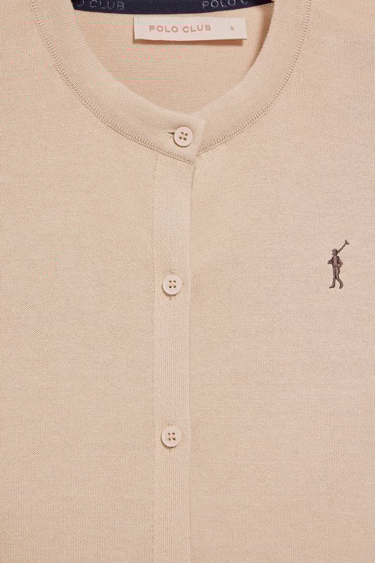 Verfeinern Sie Ihren Stil mit diesem kurzärmeligen Cardigan, den man zu jeder Jahreszeit tragen kann. Der leichte Baumwollstoff macht ihn bequem und atmungsaktiv, während Details wie der Knopfverschluss und die Knopftaschen das Design aufwerten. Das Nahtband mit Logo und die Rigby Go-Stickerei in Kontrastfarbe auf der Brust unterstreichen seinen einzigartigen Charakter.