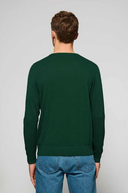 Eleganz ist Ihnen mit unserem gestrickten Baumwollpullover mit Rundkragen für Herren gewiss. Seine reguläre Passform passt sich allen Körpertypen an. Rippbündchen an Kragen, Ärmeln und Taille sorgen für einen perfekten Sitz. Das dezente marineblaue Nahtband am Kragen mit eingraviertem Polo Club Logo unterstreichen die Eleganz dieses Pullovers. Charakteristische Stickerei unseres Rigby Go-Logos in Kontrastfarbe auf der Brust. Kombinieren Sie ihn mit einer Jeans für einen legeren Look oder einer Chinohose für ein eleganteres Outfit.