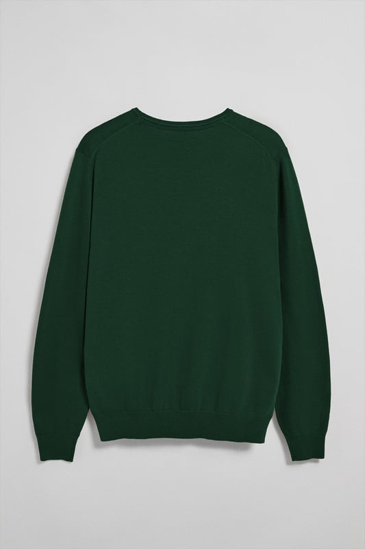 Eleganz ist Ihnen mit unserem gestrickten Baumwollpullover mit Rundkragen für Herren gewiss. Seine reguläre Passform passt sich allen Körpertypen an. Rippbündchen an Kragen, Ärmeln und Taille sorgen für einen perfekten Sitz. Das dezente marineblaue Nahtband am Kragen mit eingraviertem Polo Club Logo unterstreichen die Eleganz dieses Pullovers. Charakteristische Stickerei unseres Rigby Go-Logos in Kontrastfarbe auf der Brust. Kombinieren Sie ihn mit einer Jeans für einen legeren Look oder einer Chinohose für ein eleganteres Outfit.