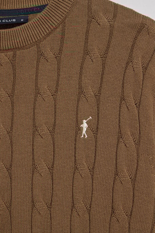 Unser Zopfstrickpullover für Herren ist ein Synonym für Eleganz und Komfort. Sein einzigartiges Flechtmuster verleiht ihm Struktur und Raffinesse, während gerippte Details an Kragen, Ärmeln und Saum für einen guten Sitz und ein raffiniertes Finish sorgen. Das dezente marineblaue Nahtband am Kragen mit Polo Club Logo unterstreicht die Eleganz dieses Modells. Die emblematische Rigby Go Stickerei in Kontrastfarbe auf der Brust unterstreicht seine einzigartige Optik. Ideal für einen eleganten und zeitlosen Look.