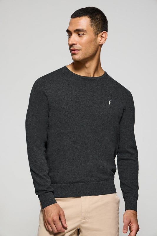 Eleganz ist Ihnen mit unserem gestrickten Baumwollpullover mit Rundkragen für Herren gewiss. Seine reguläre Passform passt sich allen Körpertypen an. Rippbündchen an Kragen, Ärmeln und Taille sorgen für einen perfekten Sitz. Das dezente marineblaue Nahtband am Kragen mit eingraviertem Polo Club Logo unterstreichen die Eleganz dieses Pullovers. Charakteristische Stickerei unseres Rigby Go-Logos in Kontrastfarbe auf der Brust. Kombinieren Sie ihn mit einer Jeans für einen legeren Look oder einer Chinohose für ein eleganteres Outfit.