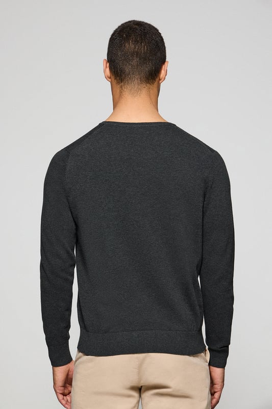 Eleganz ist Ihnen mit unserem gestrickten Baumwollpullover mit Rundkragen für Herren gewiss. Seine reguläre Passform passt sich allen Körpertypen an. Rippbündchen an Kragen, Ärmeln und Taille sorgen für einen perfekten Sitz. Das dezente marineblaue Nahtband am Kragen mit eingraviertem Polo Club Logo unterstreichen die Eleganz dieses Pullovers. Charakteristische Stickerei unseres Rigby Go-Logos in Kontrastfarbe auf der Brust. Kombinieren Sie ihn mit einer Jeans für einen legeren Look oder einer Chinohose für ein eleganteres Outfit.