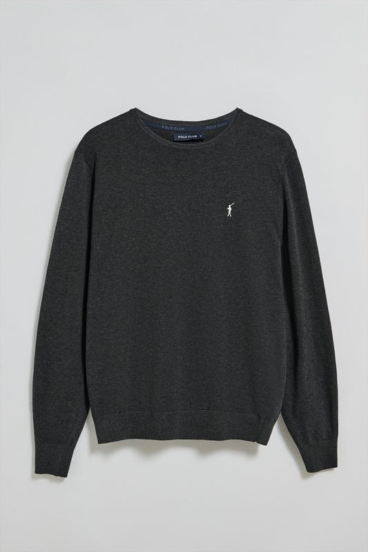 Eleganz ist Ihnen mit unserem gestrickten Baumwollpullover mit Rundkragen für Herren gewiss. Seine reguläre Passform passt sich allen Körpertypen an. Rippbündchen an Kragen, Ärmeln und Taille sorgen für einen perfekten Sitz. Das dezente marineblaue Nahtband am Kragen mit eingraviertem Polo Club Logo unterstreichen die Eleganz dieses Pullovers. Charakteristische Stickerei unseres Rigby Go-Logos in Kontrastfarbe auf der Brust. Kombinieren Sie ihn mit einer Jeans für einen legeren Look oder einer Chinohose für ein eleganteres Outfit.