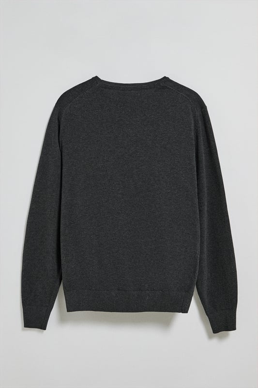 Eleganz ist Ihnen mit unserem gestrickten Baumwollpullover mit Rundkragen für Herren gewiss. Seine reguläre Passform passt sich allen Körpertypen an. Rippbündchen an Kragen, Ärmeln und Taille sorgen für einen perfekten Sitz. Das dezente marineblaue Nahtband am Kragen mit eingraviertem Polo Club Logo unterstreichen die Eleganz dieses Pullovers. Charakteristische Stickerei unseres Rigby Go-Logos in Kontrastfarbe auf der Brust. Kombinieren Sie ihn mit einer Jeans für einen legeren Look oder einer Chinohose für ein eleganteres Outfit.