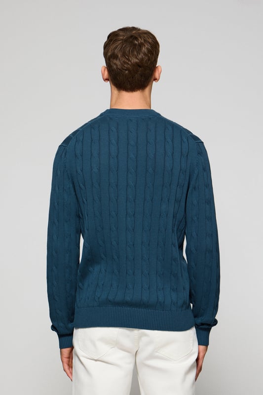 Unser Zopfstrickpullover für Herren ist ein Synonym für Eleganz und Komfort. Sein einzigartiges Flechtmuster verleiht ihm Struktur und Raffinesse, während gerippte Details an Kragen, Ärmeln und Saum für einen guten Sitz und ein raffiniertes Finish sorgen. Das dezente marineblaue Nahtband am Kragen mit Polo Club Logo unterstreicht die Eleganz dieses Modells. Die emblematische Rigby Go Stickerei in Kontrastfarbe auf der Brust unterstreicht seine einzigartige Optik. Ideal für einen eleganten und zeitlosen Look.