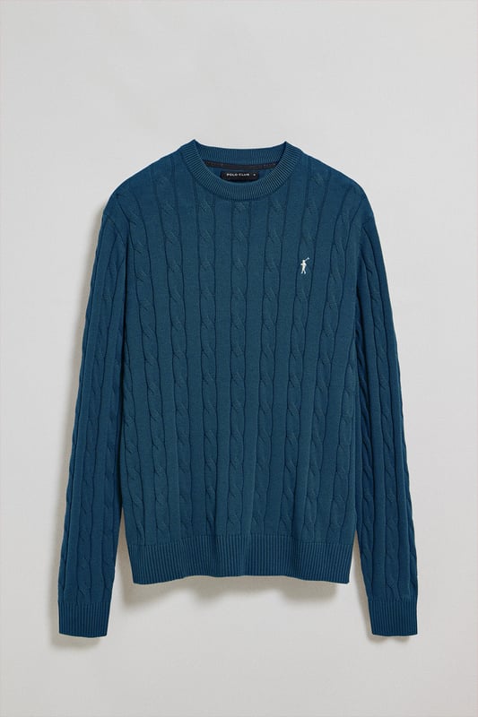 Unser Zopfstrickpullover für Herren ist ein Synonym für Eleganz und Komfort. Sein einzigartiges Flechtmuster verleiht ihm Struktur und Raffinesse, während gerippte Details an Kragen, Ärmeln und Saum für einen guten Sitz und ein raffiniertes Finish sorgen. Das dezente marineblaue Nahtband am Kragen mit Polo Club Logo unterstreicht die Eleganz dieses Modells. Die emblematische Rigby Go Stickerei in Kontrastfarbe auf der Brust unterstreicht seine einzigartige Optik. Ideal für einen eleganten und zeitlosen Look.