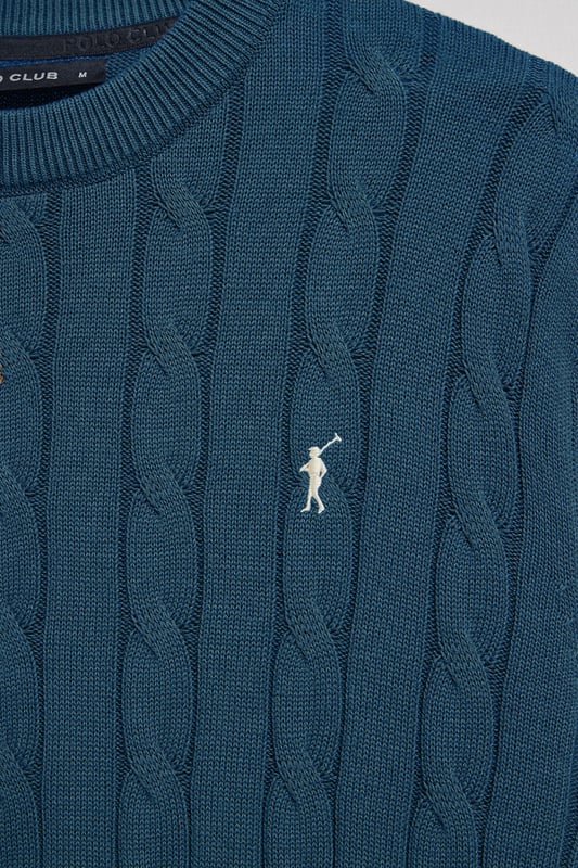 Unser Zopfstrickpullover für Herren ist ein Synonym für Eleganz und Komfort. Sein einzigartiges Flechtmuster verleiht ihm Struktur und Raffinesse, während gerippte Details an Kragen, Ärmeln und Saum für einen guten Sitz und ein raffiniertes Finish sorgen. Das dezente marineblaue Nahtband am Kragen mit Polo Club Logo unterstreicht die Eleganz dieses Modells. Die emblematische Rigby Go Stickerei in Kontrastfarbe auf der Brust unterstreicht seine einzigartige Optik. Ideal für einen eleganten und zeitlosen Look.