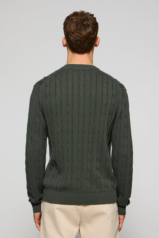 Unser Zopfstrickpullover für Herren ist ein Synonym für Eleganz und Komfort. Sein einzigartiges Flechtmuster verleiht ihm Struktur und Raffinesse, während gerippte Details an Kragen, Ärmeln und Saum für einen guten Sitz und ein raffiniertes Finish sorgen. Das dezente marineblaue Nahtband am Kragen mit Polo Club Logo unterstreicht die Eleganz dieses Modells. Die emblematische Rigby Go Stickerei in Kontrastfarbe auf der Brust unterstreicht seine einzigartige Optik. Ideal für einen eleganten und zeitlosen Look.