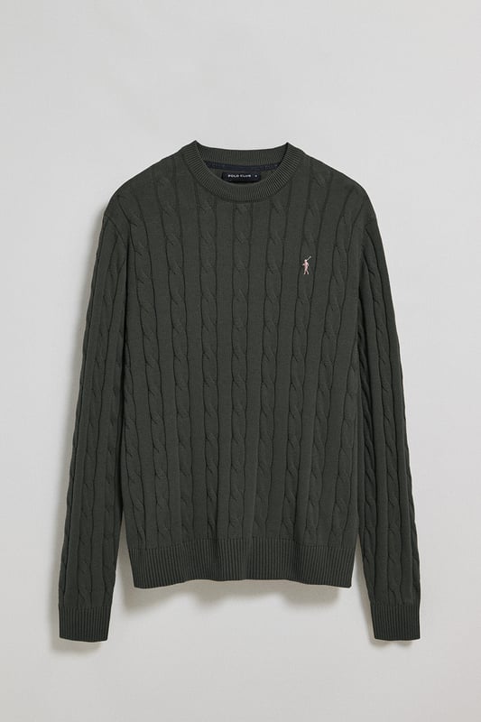 Unser Zopfstrickpullover für Herren ist ein Synonym für Eleganz und Komfort. Sein einzigartiges Flechtmuster verleiht ihm Struktur und Raffinesse, während gerippte Details an Kragen, Ärmeln und Saum für einen guten Sitz und ein raffiniertes Finish sorgen. Das dezente marineblaue Nahtband am Kragen mit Polo Club Logo unterstreicht die Eleganz dieses Modells. Die emblematische Rigby Go Stickerei in Kontrastfarbe auf der Brust unterstreicht seine einzigartige Optik. Ideal für einen eleganten und zeitlosen Look.