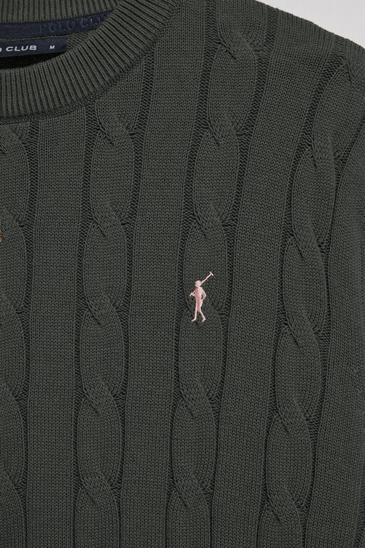 Unser Zopfstrickpullover für Herren ist ein Synonym für Eleganz und Komfort. Sein einzigartiges Flechtmuster verleiht ihm Struktur und Raffinesse, während gerippte Details an Kragen, Ärmeln und Saum für einen guten Sitz und ein raffiniertes Finish sorgen. Das dezente marineblaue Nahtband am Kragen mit Polo Club Logo unterstreicht die Eleganz dieses Modells. Die emblematische Rigby Go Stickerei in Kontrastfarbe auf der Brust unterstreicht seine einzigartige Optik. Ideal für einen eleganten und zeitlosen Look.
