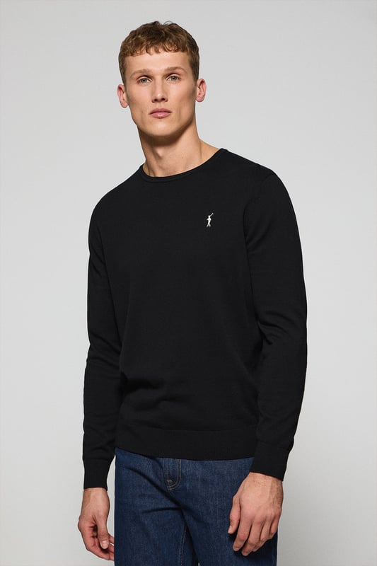 Eleganz ist Ihnen mit unserem gestrickten Baumwollpullover mit Rundkragen für Herren gewiss. Seine reguläre Passform passt sich allen Körpertypen an. Rippbündchen an Kragen, Ärmeln und Taille sorgen für einen perfekten Sitz. Das dezente marineblaue Nahtband am Kragen mit eingraviertem Polo Club Logo unterstreichen die Eleganz dieses Pullovers. Charakteristische Stickerei unseres Rigby Go-Logos in Kontrastfarbe auf der Brust. Kombinieren Sie ihn mit einer Jeans für einen legeren Look oder einer Chinohose für ein eleganteres Outfit.
