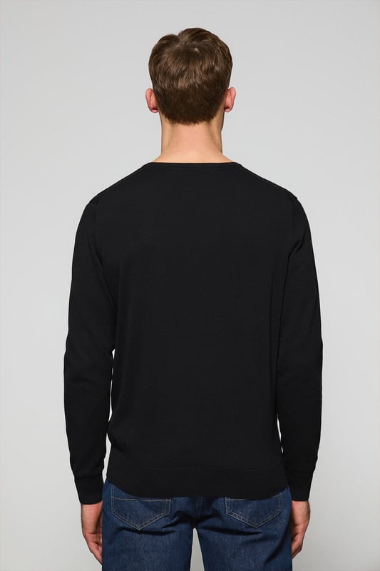 Eleganz ist Ihnen mit unserem gestrickten Baumwollpullover mit Rundkragen für Herren gewiss. Seine reguläre Passform passt sich allen Körpertypen an. Rippbündchen an Kragen, Ärmeln und Taille sorgen für einen perfekten Sitz. Das dezente marineblaue Nahtband am Kragen mit eingraviertem Polo Club Logo unterstreichen die Eleganz dieses Pullovers. Charakteristische Stickerei unseres Rigby Go-Logos in Kontrastfarbe auf der Brust. Kombinieren Sie ihn mit einer Jeans für einen legeren Look oder einer Chinohose für ein eleganteres Outfit.