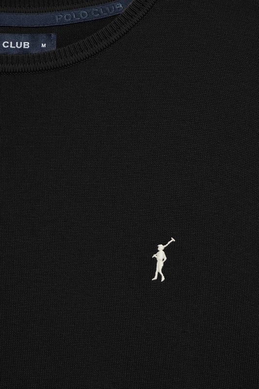 Eleganz ist Ihnen mit unserem gestrickten Baumwollpullover mit Rundkragen für Herren gewiss. Seine reguläre Passform passt sich allen Körpertypen an. Rippbündchen an Kragen, Ärmeln und Taille sorgen für einen perfekten Sitz. Das dezente marineblaue Nahtband am Kragen mit eingraviertem Polo Club Logo unterstreichen die Eleganz dieses Pullovers. Charakteristische Stickerei unseres Rigby Go-Logos in Kontrastfarbe auf der Brust. Kombinieren Sie ihn mit einer Jeans für einen legeren Look oder einer Chinohose für ein eleganteres Outfit.
