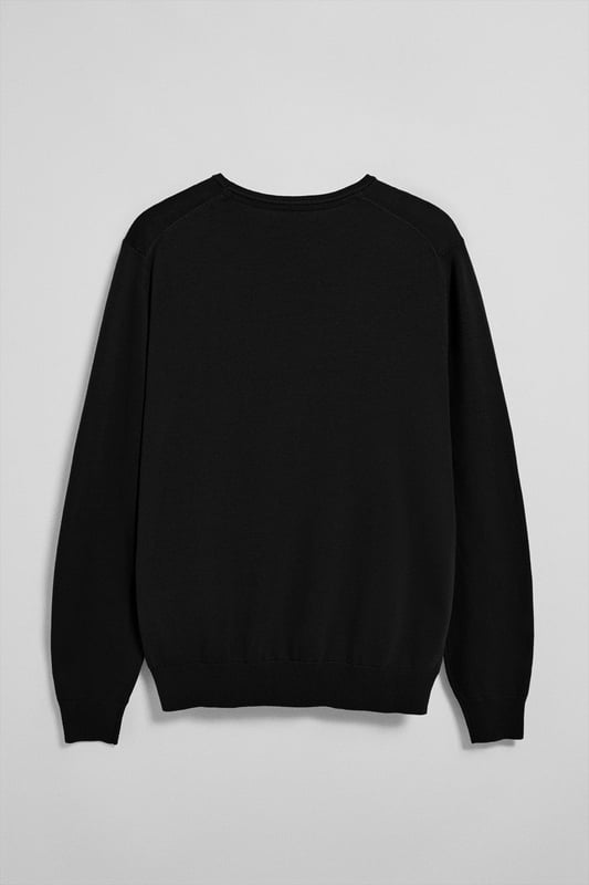 Eleganz ist Ihnen mit unserem gestrickten Baumwollpullover mit Rundkragen für Herren gewiss. Seine reguläre Passform passt sich allen Körpertypen an. Rippbündchen an Kragen, Ärmeln und Taille sorgen für einen perfekten Sitz. Das dezente marineblaue Nahtband am Kragen mit eingraviertem Polo Club Logo unterstreichen die Eleganz dieses Pullovers. Charakteristische Stickerei unseres Rigby Go-Logos in Kontrastfarbe auf der Brust. Kombinieren Sie ihn mit einer Jeans für einen legeren Look oder einer Chinohose für ein eleganteres Outfit.