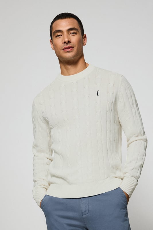Unser Zopfstrickpullover für Herren ist ein Synonym für Eleganz und Komfort. Sein einzigartiges Flechtmuster verleiht ihm Struktur und Raffinesse, während gerippte Details an Kragen, Ärmeln und Saum für einen guten Sitz und ein raffiniertes Finish sorgen. Das dezente marineblaue Nahtband am Kragen mit Polo Club Logo unterstreicht die Eleganz dieses Modells. Die emblematische Rigby Go Stickerei in Kontrastfarbe auf der Brust unterstreicht seine einzigartige Optik. Ideal für einen eleganten und zeitlosen Look.