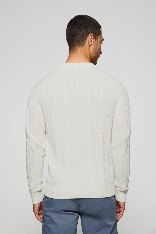 Unser Zopfstrickpullover für Herren ist ein Synonym für Eleganz und Komfort. Sein einzigartiges Flechtmuster verleiht ihm Struktur und Raffinesse, während gerippte Details an Kragen, Ärmeln und Saum für einen guten Sitz und ein raffiniertes Finish sorgen. Das dezente marineblaue Nahtband am Kragen mit Polo Club Logo unterstreicht die Eleganz dieses Modells. Die emblematische Rigby Go Stickerei in Kontrastfarbe auf der Brust unterstreicht seine einzigartige Optik. Ideal für einen eleganten und zeitlosen Look.
