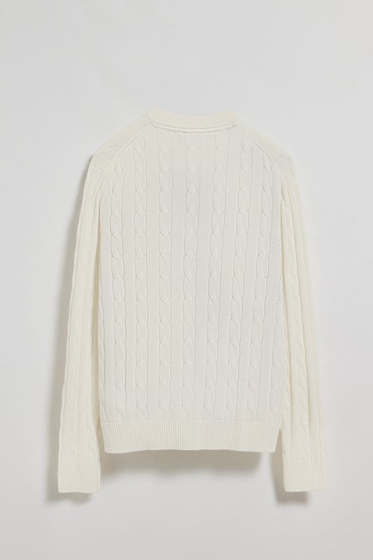 Unser Zopfstrickpullover für Herren ist ein Synonym für Eleganz und Komfort. Sein einzigartiges Flechtmuster verleiht ihm Struktur und Raffinesse, während gerippte Details an Kragen, Ärmeln und Saum für einen guten Sitz und ein raffiniertes Finish sorgen. Das dezente marineblaue Nahtband am Kragen mit Polo Club Logo unterstreicht die Eleganz dieses Modells. Die emblematische Rigby Go Stickerei in Kontrastfarbe auf der Brust unterstreicht seine einzigartige Optik. Ideal für einen eleganten und zeitlosen Look.