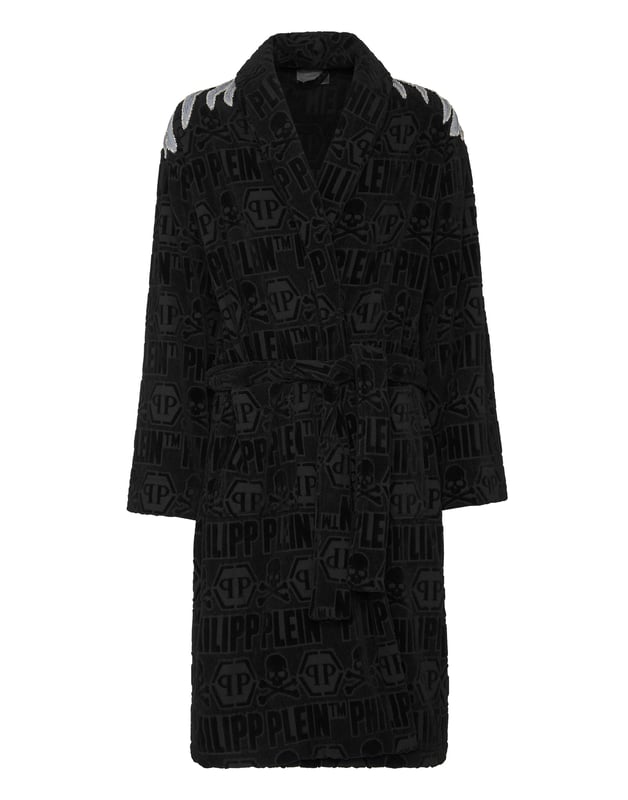 Je ontspant in volle Plein-stijl. Bijvoorbeeld met deze badjas van jacquardgeweven katoenen badstof. Hij heeft een sjaalkraag, een opvallend borduursel op de rug en een strikceintuur aan de voorkant. En twee opgestikte zakken.