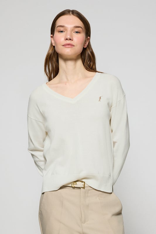 Eleganz ist Ihnen mit unserem gestrickten Baumwollpullover mit V-Kragen für Damen sicher. Seine reguläre Passform passt sich allen Körpertypen an. Rippbündchen an Kragen, Ärmeln und Taille sorgen für einen perfekten Sitz. Das dezente marineblaue Nahtband am Kragen mit eingraviertem Polo Club Logo unterstreichen die Eleganz dieses Pullovers. Charakteristische Stickerei unseres Rigby Go-Logos in Kontrastfarbe auf der Brust. Kombinieren Sie ihn mit einer Jeans für einen legeren Look oder einer Chinohose für ein eleganteres Outfit.