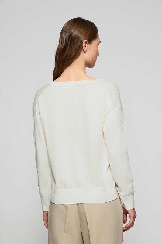 Eleganz ist Ihnen mit unserem gestrickten Baumwollpullover mit V-Kragen für Damen sicher. Seine reguläre Passform passt sich allen Körpertypen an. Rippbündchen an Kragen, Ärmeln und Taille sorgen für einen perfekten Sitz. Das dezente marineblaue Nahtband am Kragen mit eingraviertem Polo Club Logo unterstreichen die Eleganz dieses Pullovers. Charakteristische Stickerei unseres Rigby Go-Logos in Kontrastfarbe auf der Brust. Kombinieren Sie ihn mit einer Jeans für einen legeren Look oder einer Chinohose für ein eleganteres Outfit.