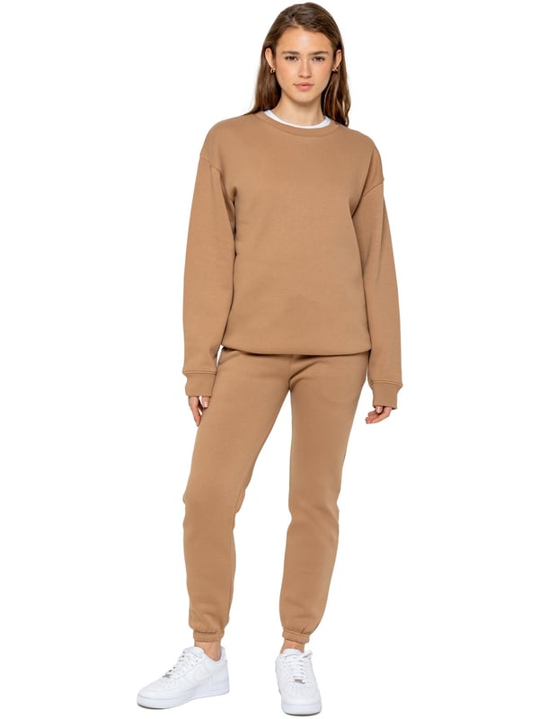 Enzo Women’s Oversized Sweatshirt and Relaxed Fit Joggers. Fashioned in Pure Fabric for Softness and Comfort. Joggers Feature 2 Side Slash Pockets. Brushed Back Inner Fleece Lining. Cuffed Leg Design. Elasticated Waist with drawstrings. Ideal to use for Casual and Work wear.