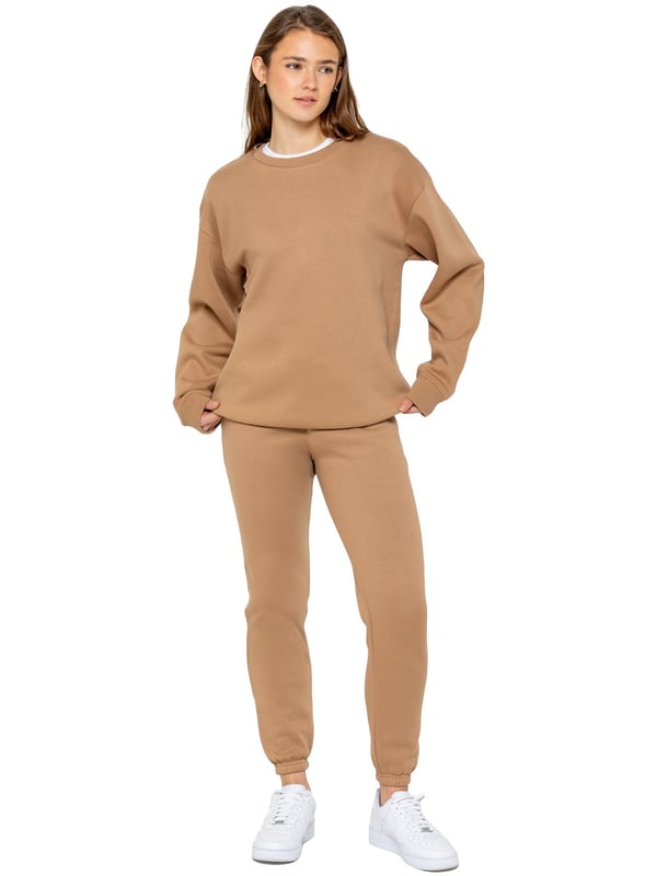 Enzo Women’s Oversized Sweatshirt and Relaxed Fit Joggers. Fashioned in Pure Fabric for Softness and Comfort. Joggers Feature 2 Side Slash Pockets. Brushed Back Inner Fleece Lining. Cuffed Leg Design. Elasticated Waist with drawstrings. Ideal to use for Casual and Work wear.
