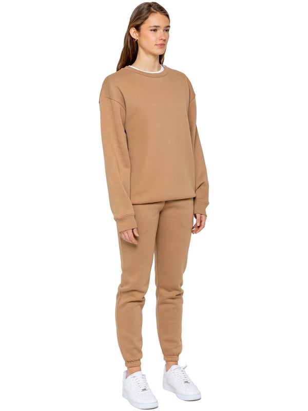 Enzo Women’s Oversized Sweatshirt and Relaxed Fit Joggers. Fashioned in Pure Fabric for Softness and Comfort. Joggers Feature 2 Side Slash Pockets. Brushed Back Inner Fleece Lining. Cuffed Leg Design. Elasticated Waist with drawstrings. Ideal to use for Casual and Work wear.