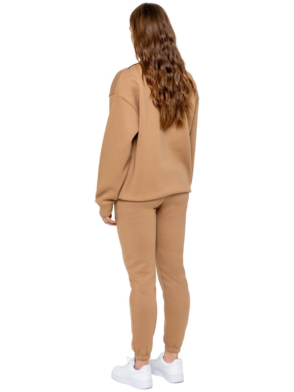 Enzo Women’s Oversized Sweatshirt and Relaxed Fit Joggers. Fashioned in Pure Fabric for Softness and Comfort. Joggers Feature 2 Side Slash Pockets. Brushed Back Inner Fleece Lining. Cuffed Leg Design. Elasticated Waist with drawstrings. Ideal to use for Casual and Work wear.